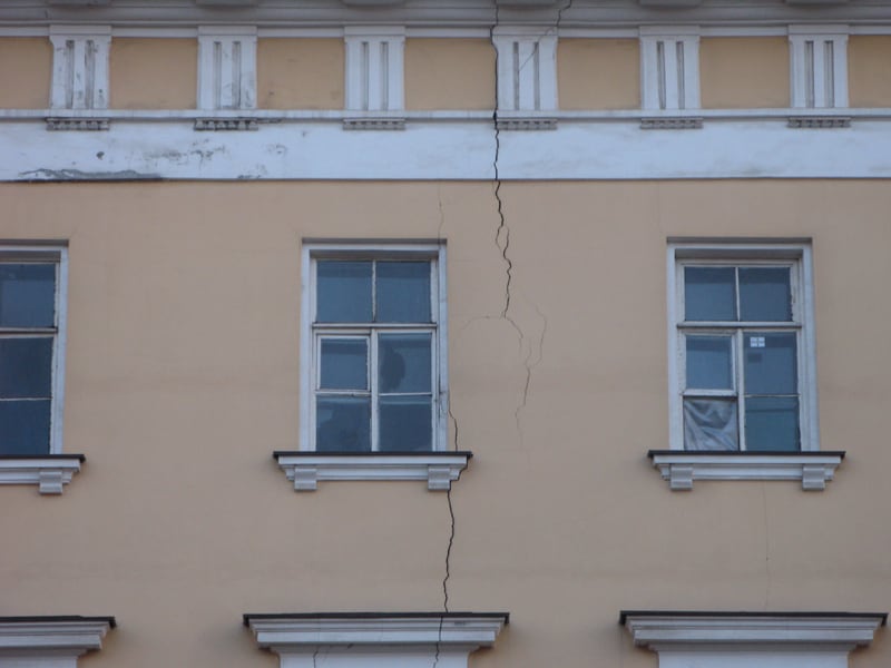 Появились трещины?